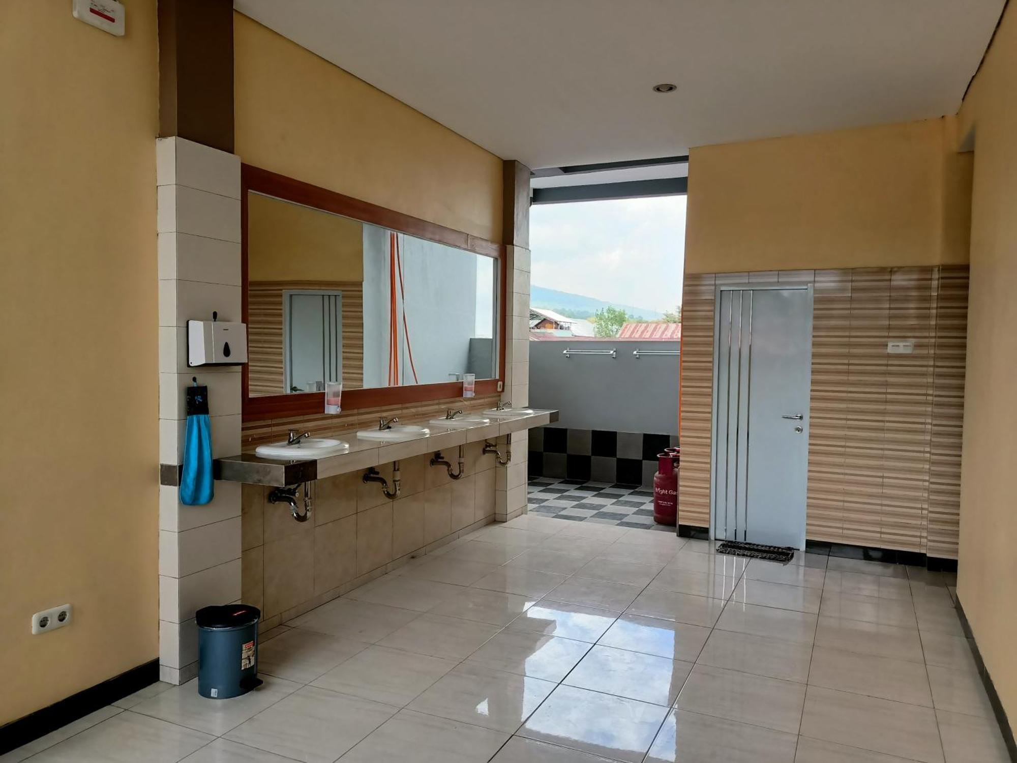 Chacha Homestay&Dormitory Ruteng Exterior foto