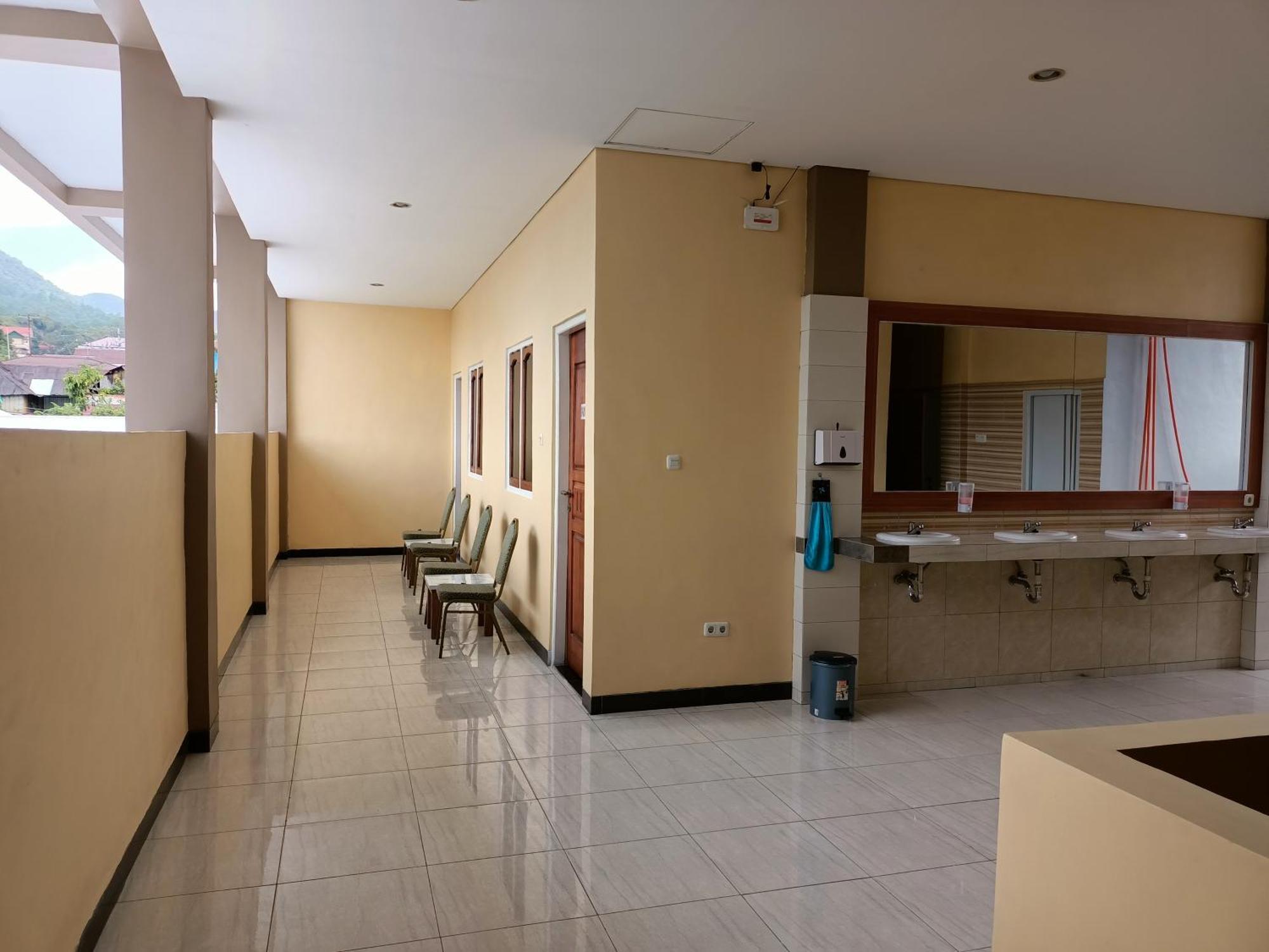 Chacha Homestay&Dormitory Ruteng Exterior foto